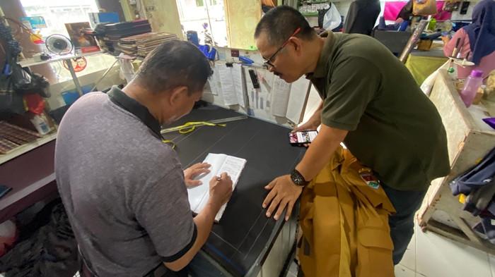 SOSOK - Fajar, Penjahit asal Gorontalo yang membuka usaha di Kota Manado, Sulawesi Utara. Fajar bercerita, dia bukanlah lulusan sekolah mode atau kursus tukang jahit.