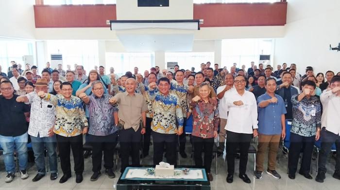 UKW 2025 - Foto bersama saat acara pembukaan Uji Kompetensi Wartawan 2025 di Aula Kacab Utama BSG Manado, Kamis (9/10/2025). Sebanyak 34 orang menjadi peserta UKW 2025.
