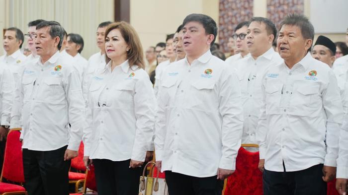 DEKOPINWIL SULUT - Gubernur Sulawesi Utara Yulius Selvanus Komaling harap Dekopinwil Sulut mampu memberi kontribusi nyata bagi kemajuan koperasi di daerah. Pengurus Dekopinwil Sulut periode 2025–2030 telah dilantik,