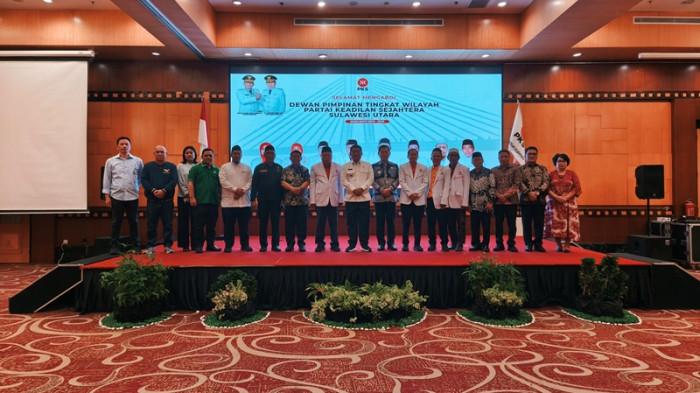 HADIR - Gubernur Yulius Selvanus Komaling (YSK) menghadiri musyawarah wilayah Partai Keadilan Sejahtera (PKS), Minggu (24/8/2025). Kegiatan ini digelar di Lantai 2 Swissbel Hotel, Jalan Jendral Sudirman, Kelurahan Pinaesaan, Kecamatan Wenang, Kota Manado, Sulawesi Utara.