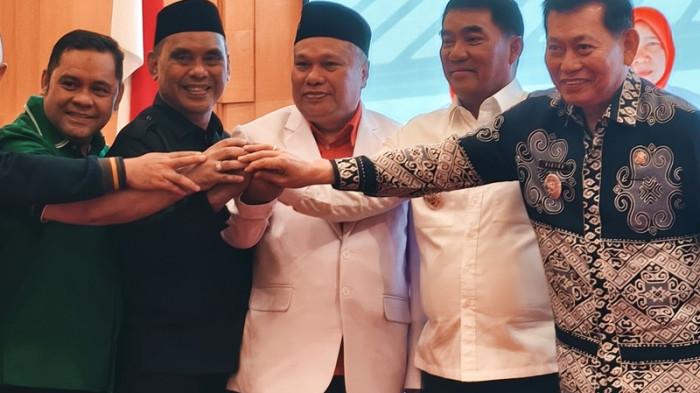 HADIR - Gubernur Yulius Selvanus Komaling (YSK) menghadiri musyawarah wilayah Partai Keadilan Sejahtera (PKS), Minggu (24/8/2025). Kegiatan ini digelar di Lantai 2 Swissbel Hotel, Jalan Jendral Sudirman, Kelurahan Pinaesaan, Kecamatan Wenang, Kota Manado, Sulawesi Utara.