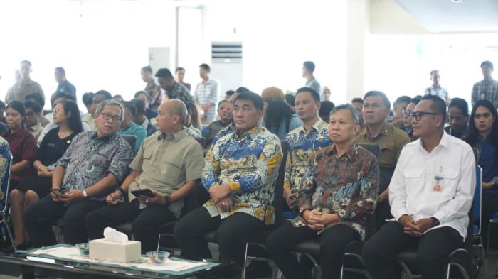 HADIRI - Gubernur Sulawesi Utara Yulius Selvanus Komaling (YSK) menghadiri kegiatan Uji Kompetensi Wartawan yang diselenggarakan Tribun Network, Kamis (9/10/2025).