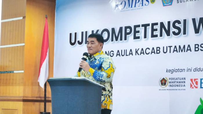 HADIRI - Gubernur Sulawesi Utara Yulius Selvanus Komaling (YSK) menghadiri kegiatan Uji Kompetensi Wartawan yang diselenggarakan Tribun Network, Kamis (9/10/2025)
