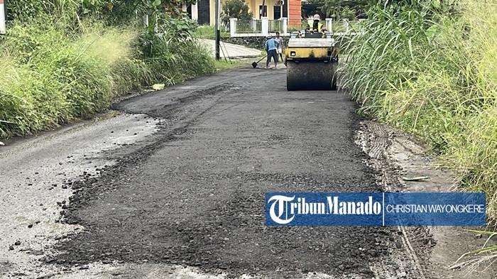 JALAN RUSAK - Titik jalan rusak yang berada di wilayah Desa Matungkas, Kecamatan Dimembe, Minut, Sulut yang tengah diperbaiki pada Oktober 2025. Foto diambil pada Kamis (30/10/2025).
