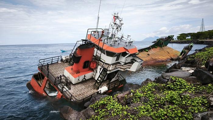 TERDAMPAR - Kapal LCT Remu Selatan mengalami mati mesin ketika melintas di perairan Teluk Manado, pada, Senin 27 Oktober 2025 pagi sekitar pukul 05.00 Wita. Kini terdampar di Kawasan Megamas Manado Sulut.
