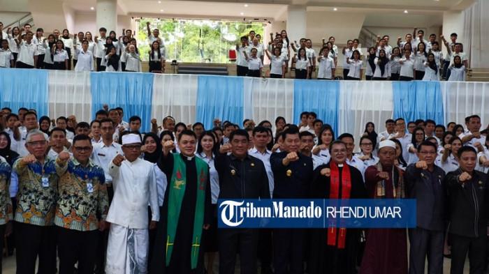 LANTIK: Gubernur Sulut YSK saat menghadiri pelantikan dan pengambilan sumpah/janji jabatan fungsional di lingkungan Pemerintah Provinsi Sulawesi Utara, yang digelar di Ruang Mapalus, Kantor Gubernur Sulut, Kamis (30/10/2025).