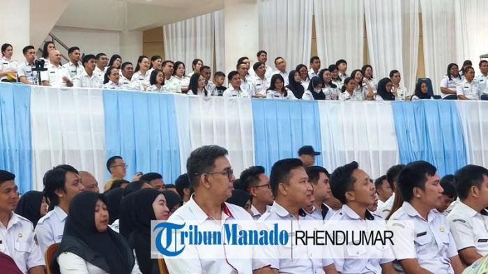 LANTIK: Gubernur Sulut YSK saat menghadiri pelantikan dan pengambilan sumpah/janji jabatan fungsional di lingkungan Pemerintah Provinsi Sulawesi Utara, yang digelar di Ruang Mapalus, Kantor Gubernur Sulut, Kamis (30/10/2025).