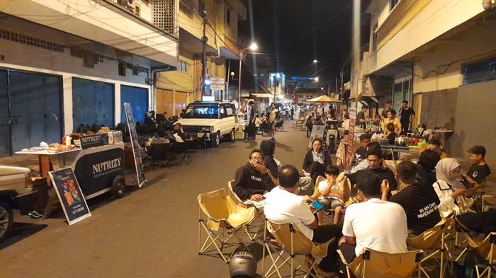 ASYIK: Lokasi kuliner kota tua di kampung Cina Manado, Sulut, Sabtu (25/10/2025) malam. Lokasi baru ini tak kalah asyik dengan yang lama.