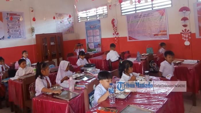 MBG - Para pelajar yang ada di SD Inpres Koltem Kecamatan Kalawat Kabupaten Minahasa Utara, Sulawesi Utara, Rabu 9 September 2025, menerima program unggulan Presiden Prabowo yakni MBG.