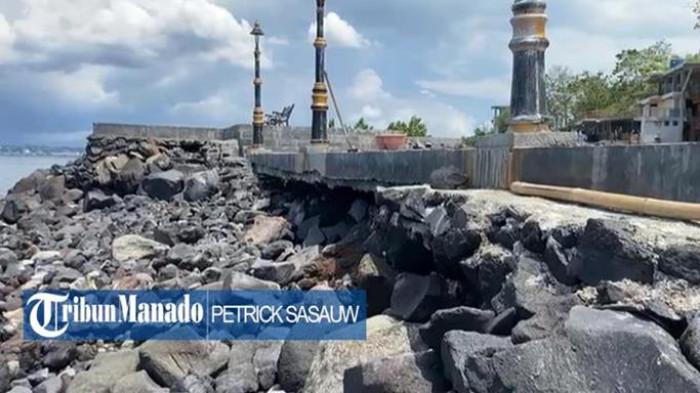 MBW II - Kawasan Malalayang Beach Walk (MBW) II di Kota Manado, Sulawesi Utara (Sulut). Tampak di salah satu area MBW II mengalami kerusakan setelah diterpa ombak.