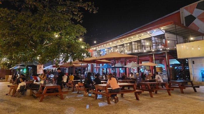 WISATA - Potret suasana di Manado Bay, sentra kuliner hits yang berlokasi di Kawasan Megamas, Jalan Pierre Tendean, Kecamatan Wenang, Kota Manado, Sulawesi Utara (Sulut), Rabu (4/6/2025) lalu. Tampak para pengunjung duduk menikmati suasana malam dan beberapa jenis kuliner yang disediakan.