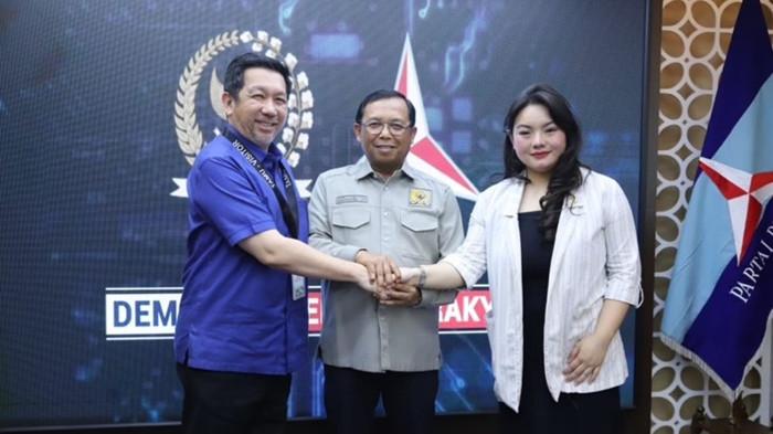 PARTAI DEMOKRAT SULUT - Momen serah terima jabatan Ketua DPD Partai Demokrat Sulawesi Utara. Mor Dominus Bastiaan (MDB) jabat Ketua DPD Partai Demokrat Sulut, menggantikan Hillary Brigitta Lasut.