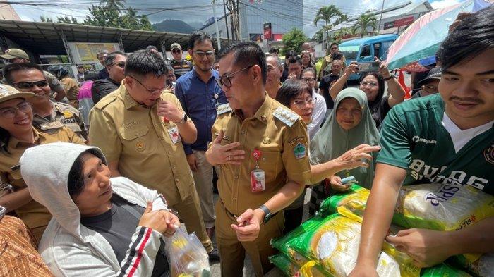 PASAR - Bupati dan Wakil Bupati Minut Sulut Joune Ganda - Kevin Lotulugn turun ke Pasar Airmadidi cek Kios Inflasi dan pantau harga kebutuhan dan komoditi, Selasa (11/3/2025) lalu.