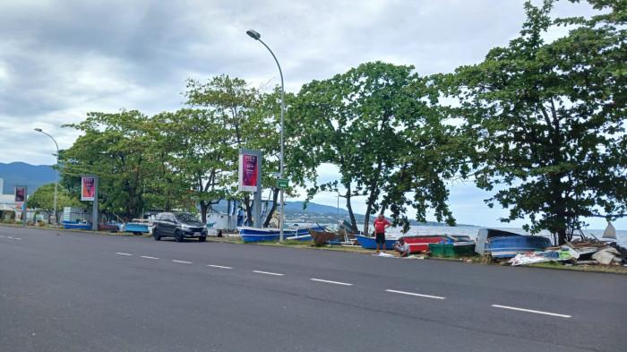 PERAHU NELAYAN - Perahu nelayan yang ditambatkan di pesisir Kawasan Megamas, Manado, Sulawesi Utara, Kamis (30/10/2025). Akibat cuaca buruk, nelayan tak berani melaut.