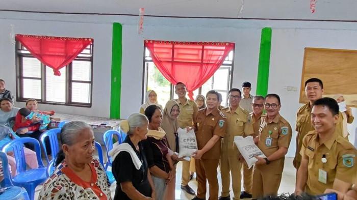 PENYALURAN - Pemkab Bolmong Sulawesi Utara mulai melakukan penyaluran Cadangan Pangan Pemerintah Daerah (CPPD) untuk masyarakat di enam desa dengan tingkat kerawanan pangan, Senin (14/7/2025).