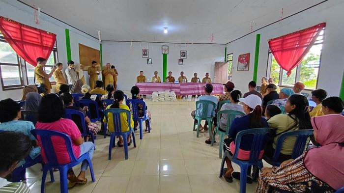 PENYALURAN - Pemkab Bolmong Sulawesi Utara mulai melakukan penyaluran Cadangan Pangan Pemerintah Daerah (CPPD) untuk masyarakat di enam desa dengan tingkat kerawanan pangan, Senin (14/7/2025).