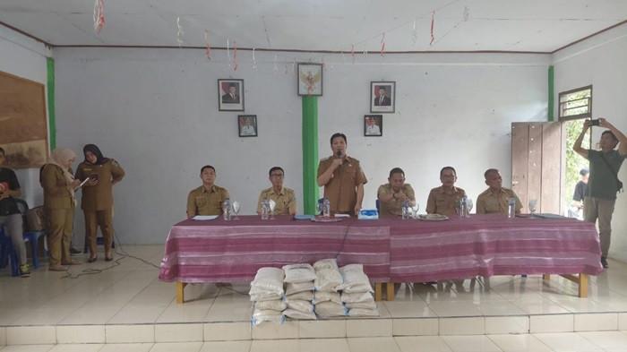 PENYALURAN - Pemkab Bolmong Sulawesi Utara mulai melakukan penyaluran Cadangan Pangan Pemerintah Daerah (CPPD) untuk masyarakat di enam desa dengan tingkat kerawanan pangan, Senin (14/7/2025). Dok. Diskominfo Bolmong