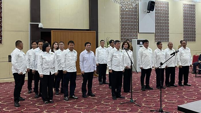 DEKOPINWIL SULUT - Dewan Koperasi Indonesia Wilayah (Dekopinwil) Provinsi Sulawesi Utara resmi menetapkan susunan kepengurusan periode 2025–2030. Mantan Wali Kota Manado, Dr. Ir. G.S. Vicky Lumentut, SH., M.Si., dipercaya sebagai Ketua Pengurus Harian, di mana tugasnya memimpin organisasi koperasi tertinggi di tingkat provinsi tersebut.