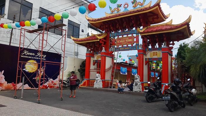 KLENTENG: Suasana pecinan Manado jelang Moon Cake, suasana di Klenteng Ban Hin Kiong dan Klenteng Kwan Kong. Perayaan Moon Cake di Kampung Cina, Kota Manado, Provinsi Sulawesi Utara (Sulut), dipastikan bakal berlangsung meriah.