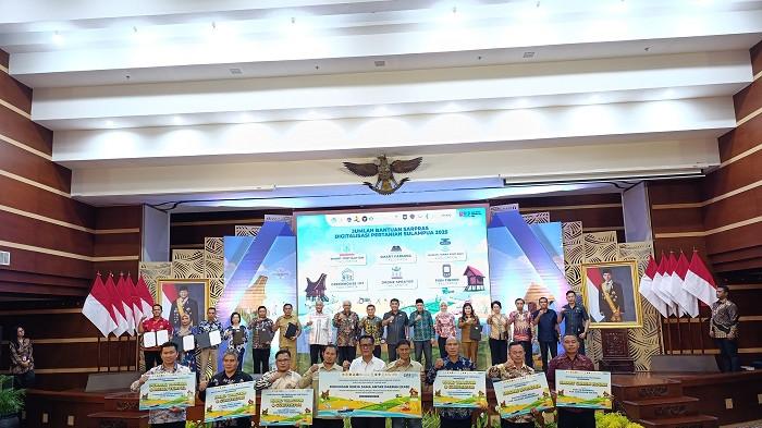 Peserta GNPIP Sulampua dan petani dan wirausaha binaan usai penandatanganan Kerja Sama
