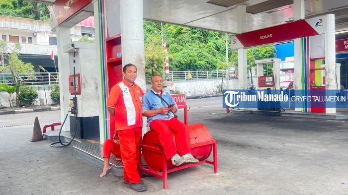 DEMO DI SULUT - Sejumlah personel kepolisian terlihat berjaga di SPBU Kairagi di Jalan Raya Manado–Bitung, Kelurahan Kairagi Satu, Kecamatan Mapanget Senin (1/9/2025).