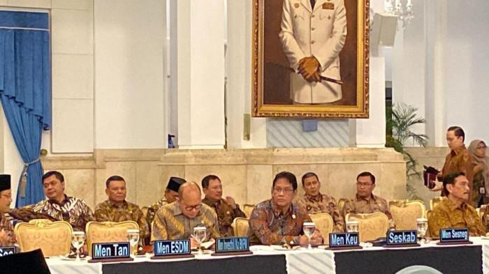 TAK SALING SAPA - Menteri Keuangan (Menkeu) Purbaya Yudhi Sadewa (kedua dari kiri) dan Ketua Dewan Ekonomi Nasional (DEN) Luhut Binsar Pandjaitan (kedua dari kanan) saling bertolak punggung dalam sidang kabinet paripurna di Istana Negara, Jakarta Pusat, Senin (20/10/2025).