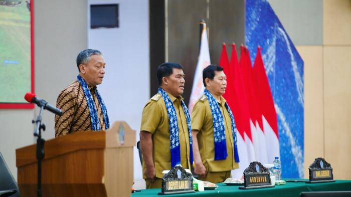 PELATIHAN - Gubernur YSK saat menutup kegiatan Pelatihan Kepemimpinan Nasional (PKN) Tingkat II Angkatan VIII Tahun 2025 yang digelar di Ruang Mapalus, Kantor Gubernur Sulut, Selasa (14/10/2025)