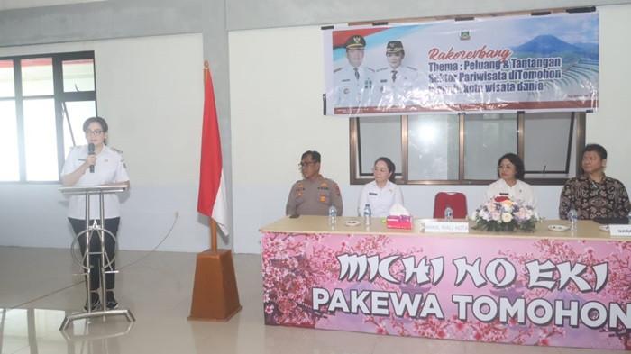 RAKOR - Wakil Wali Kota Tomohon, Sendy Rumajar saat menghadiri Rapat Koordinasi dan Evaluasi Bidang Pariwisata dengan tema “Peluang dan Tantangan Sektor Pariwisata Menuju Tomohon Kota Wisata Dunia” di Michinoeki Pakewa Tomohon, Kamis (25/9/2025). Wakil Wali Kota Tomohon, Sendy G. A. Rumajar, hadir sekaligus membuka kegiatan tersebut.