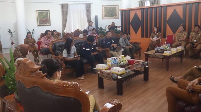 POTENSI - Sendy G.A. Rumajar saat menghadiri kegiatan koordinasi persiapan The 3rd Exchange SSTC on Geothermal Kenya–Indonesia–Germany, di ruang rapat wakil wali kota, Selasa (14/10/2025). Kegiatan tersebut dihadiri perwakilan Kementerian ESDM, Kementerian Sekretariat Negara, dan GIZ Jerman.