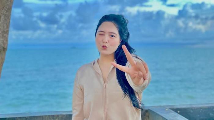 CEWEK BOLTIM - Sosok Putri Nurfatika Rubyanto. Bidan Muda asal Boltim yang meracik kesuksesan dari usaha kuliner.