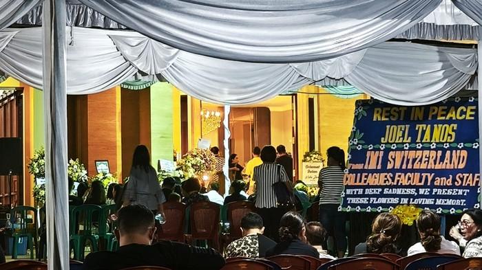 Suasana rumah duka almarhum Alberto Benedict Joel Tanos di Perumahan New Royal Kawanua