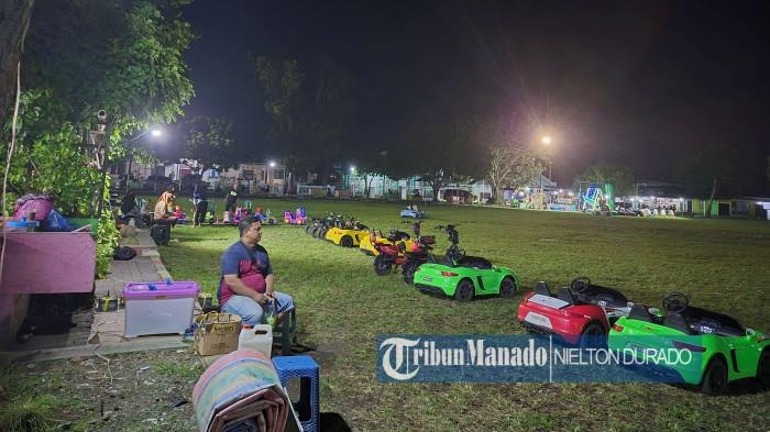 MOBIL MAINAN - Supriyanto pria asal Mogolaing Kotamobagu, Sulawesi Utara yang sukses sekolahkan 3 orang anak meski dirinya hanya lulusan SD. Ia usaha sewa mobil mainan