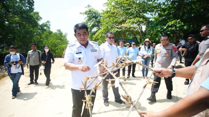 TINJAU - Gubernur Sulawesi Utara Yulius Selvanus Komaling (YSK) meninjau langsung kondisi Pulau Bunaken dengan cara unik namun sarat makna menggunakan motor tiga roda, Rabu (22/10/2025).