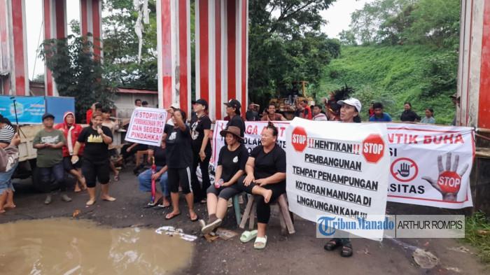 UNJUK RASA: Sekelompok warga yang menamakan Lembaga Adat Masyarakat Bantik Buha melakukan 
unjuk rasa di depan TPA Sumompo di Kelurahan Sumompo, Kecamatan Tuminting, Kota Manado, 
Sulawei Utara, Selasa (23/9/2025). Ini Tuntutan mereka.