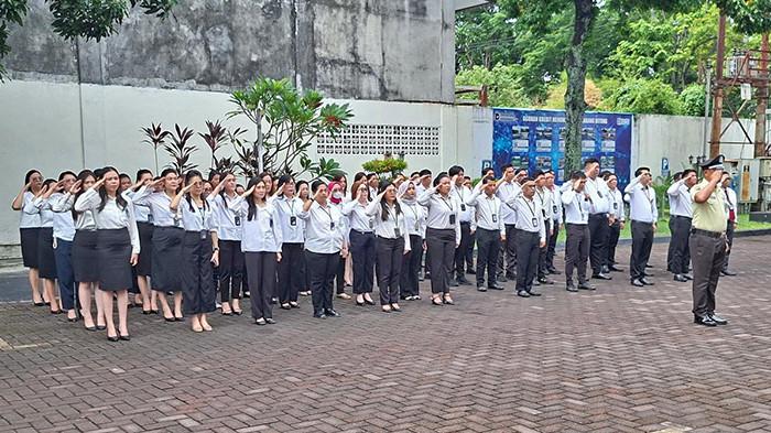 Upacara peringatan Hari Pahlawan di Halaman Kantor BRI Bitung. Foto 2
