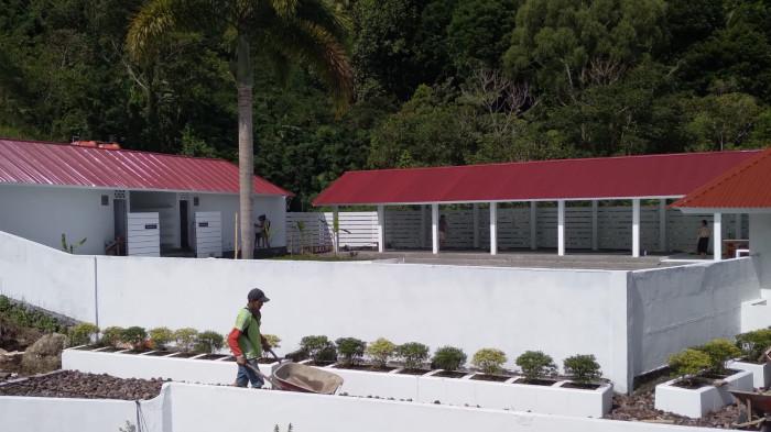 WISATA - Gubernur Sulawesi Utara Yulius Selvanus Komaling menepati janjinya untuk membangkitkan kembali kejayaan objek wisata alam Bukit Kasih Kanonang, Kabupaten Minahasa.