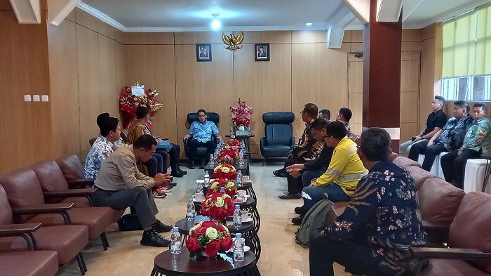 RAPAT - Wali Kota Bitung Hengky Honandar bersama Forkopimda dan perwakilan PT MSM/TTN usai rapat di Kantor Wali Kota Bitung.
