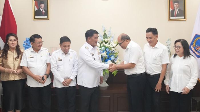 Yulius Selvanus Komaling menerima kunjungan pimpinan BPMS GMIM sg