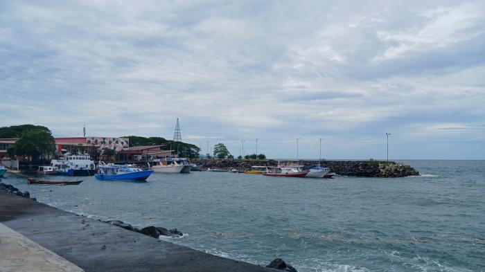 KAPAL - Kapal yang bersandar di Manado Bay, Kawasan Megamas, Manado, Sulawesi Utara, Kamis (30/10/2025). BMKG mengeluarkan peringatan dini gelombang tinggi.