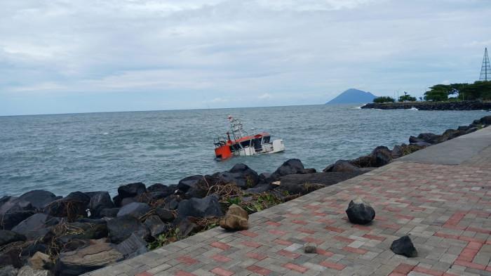 kapal karam di teluk manado kamis 0 oktober 2025
