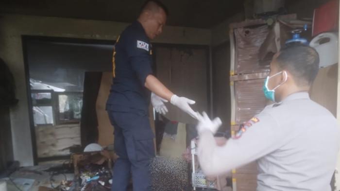 KEBAKARAN - Aparat Kepolisian saat melakukan olah TKP di lokasi kebakaran di perumahan Holland Village, Kelurahan Paniki Bawah, Kecamatan Mapanget, Manado, Sulawesi Utara, Kamis (9/10/2025), siang. Akibatnya satu orang meninggal dunia. Penyebab kebakaran diduga dibakar oleh korban sendiri.
