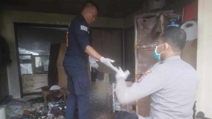 KEBAKARAN - Lokasi kebakaran rumah di Perumahan Holland Village Manado, Kamis (9/10/2025). Kapolsek Mapanget Ipda Simson Songgigilang menjelaskan kepada Tribun Manado, kerugian material akibat kebakaran diperkirakan mencapai puluhan juta, dalam angka perkiraan Rp 50 juta.