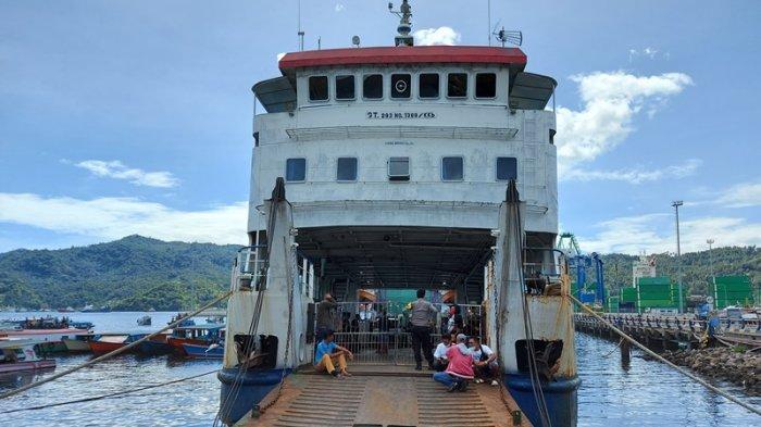 KMP Tude yang lagi sandar di Dermaga Pelabuhan Feri Bitung dan foto jajaran Direksi PD Bangun Bitung.