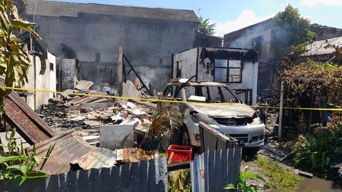 KEBAKARAN: Dua rumah yang menjadi korban api adalah milik keluarga Ransun-Mamuaya dan keluarga Tandayu-Tombokan di Kelurahan Sario Tumpaan Lingkungan 1, Kecamatan Sario, Manado, Sulut, Selasa (14/10/2025) sekira pukul 06.00 WITA. Selain bangunan, kobaran api juga menghanguskan dua unit mobil yang berada di kedua lokasi tersebut.
