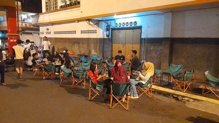 ASYIK: Lokasi kuliner kota tua di kampung Cina Manado, Sulut, Sabtu (25/10/2025) malam. Lokasi baru ini tak kalah asyik dengan yang lama.