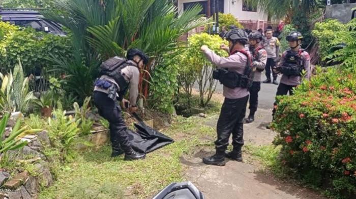 BRIMOB - Teknisi Penjinak Bom (Jibom) Sat Brimobda Polda Sulut melakukan pengamanan awal di lokasi penemuan benda mencurigakan yang diduga bahan peledak jenis mortir, tepatnya di Kelurahan Paniki Bawah, Kecamatan Mapanget, Kota Manado, Provinsi Sulawesi Utara (Sulut), Kamis (23/10/2025).