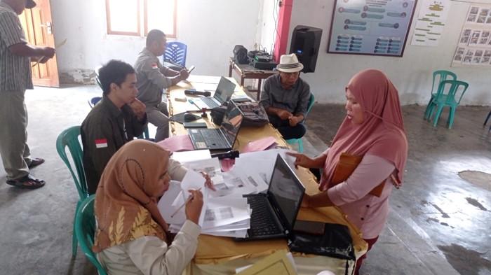 KELOMPOK TANI - Potret kegiatan penginputan data 21 kelompok tani Desa Lolanan, Kecamatan Sangtombolang, Bolmong, Sulut pada Kamis (02/10/2025). Sebanyak 21 kelompok tani di desa tersebut didata lewat e-RDKK, yaitu Kelompok Tani ALUMAN hingga SINAR ABADI.