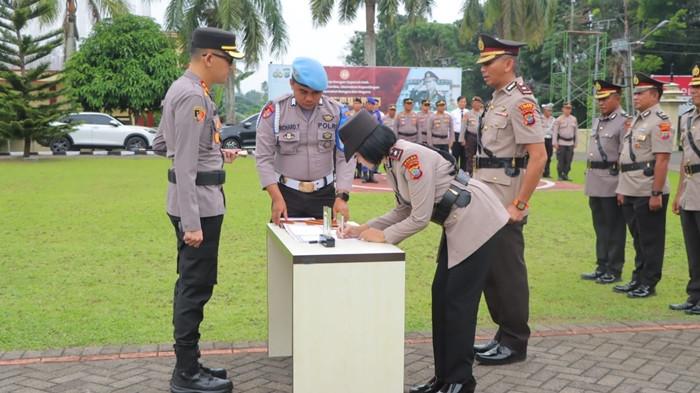 POLRES MINUT - Suasana pelaksanaan serah terima jabatan di lingkungan Polres Minahasa Utara (Minut). Sejumlah perwira Polisi Polres Minut yang diserahterimakan dan dilantik per Kamis (2/10/2025). Wakapolres dimutasi.