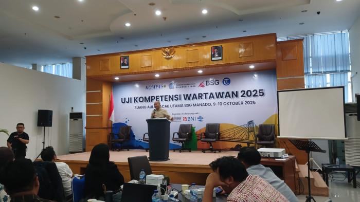 UKW DI MANADO - Direktur Pemberitaan Tribun Network, Febby Mahendra Putra, dalam penutupan UKW di Kantor Cabang Utama BSG, Manado, Sulawesi Utara, Jumat (10/10/2025). Sebanyak 30 wartawan dinyatakan kompeten.