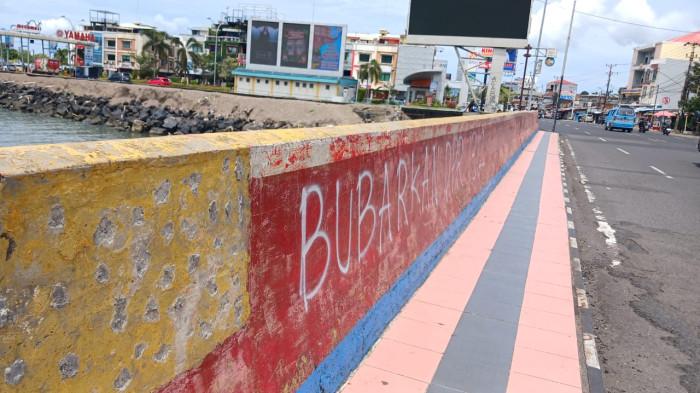 vandalisme jembatan kuning boulevard manado